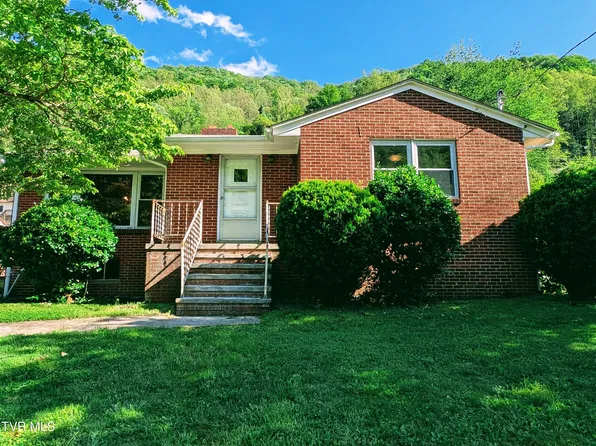 1084 Russell Hill St, Grundy, VA 24614