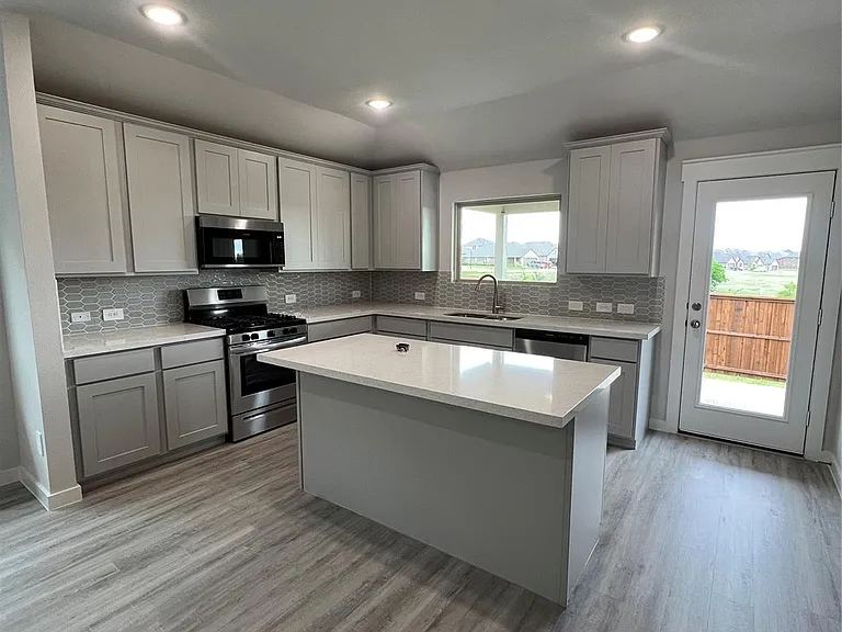 2907 Doggett Dr — Photo 7