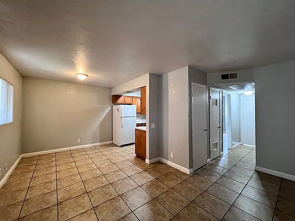 3rd image of 600 E 5th St APT 8