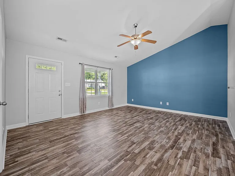312 Reid Ct N — Photo 2