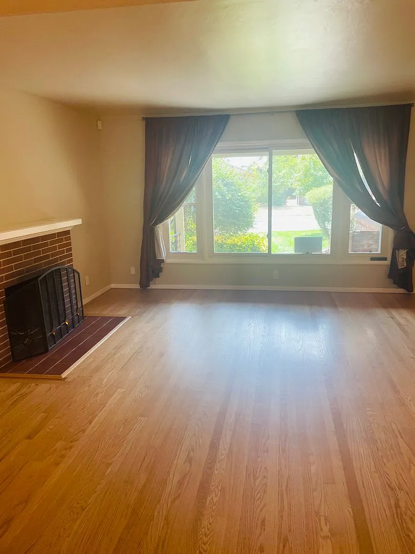 Gorgeous 3 bed/1.5 bath home in Hollywood Park — Photo 4