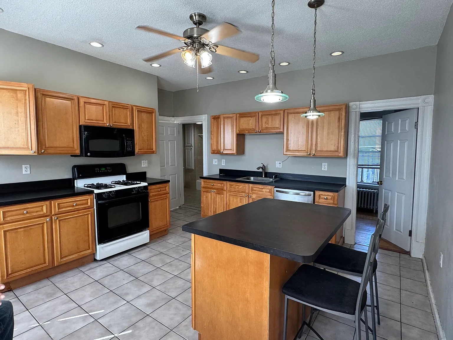 2 bed, 1000 sqft, $2,600 — Photo 3