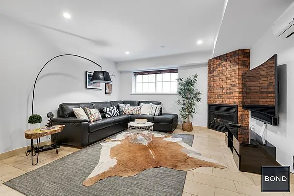 Sold by Bond New York | media 5