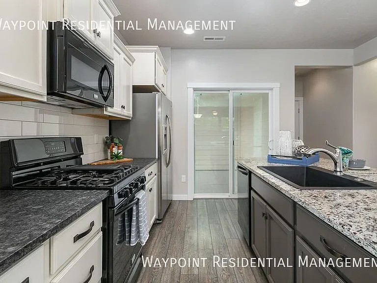 1142 W Parkstone St — Photo 13