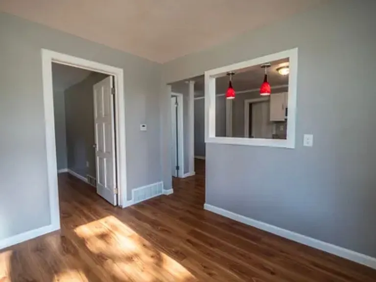 831 Avenue C — Photo 2