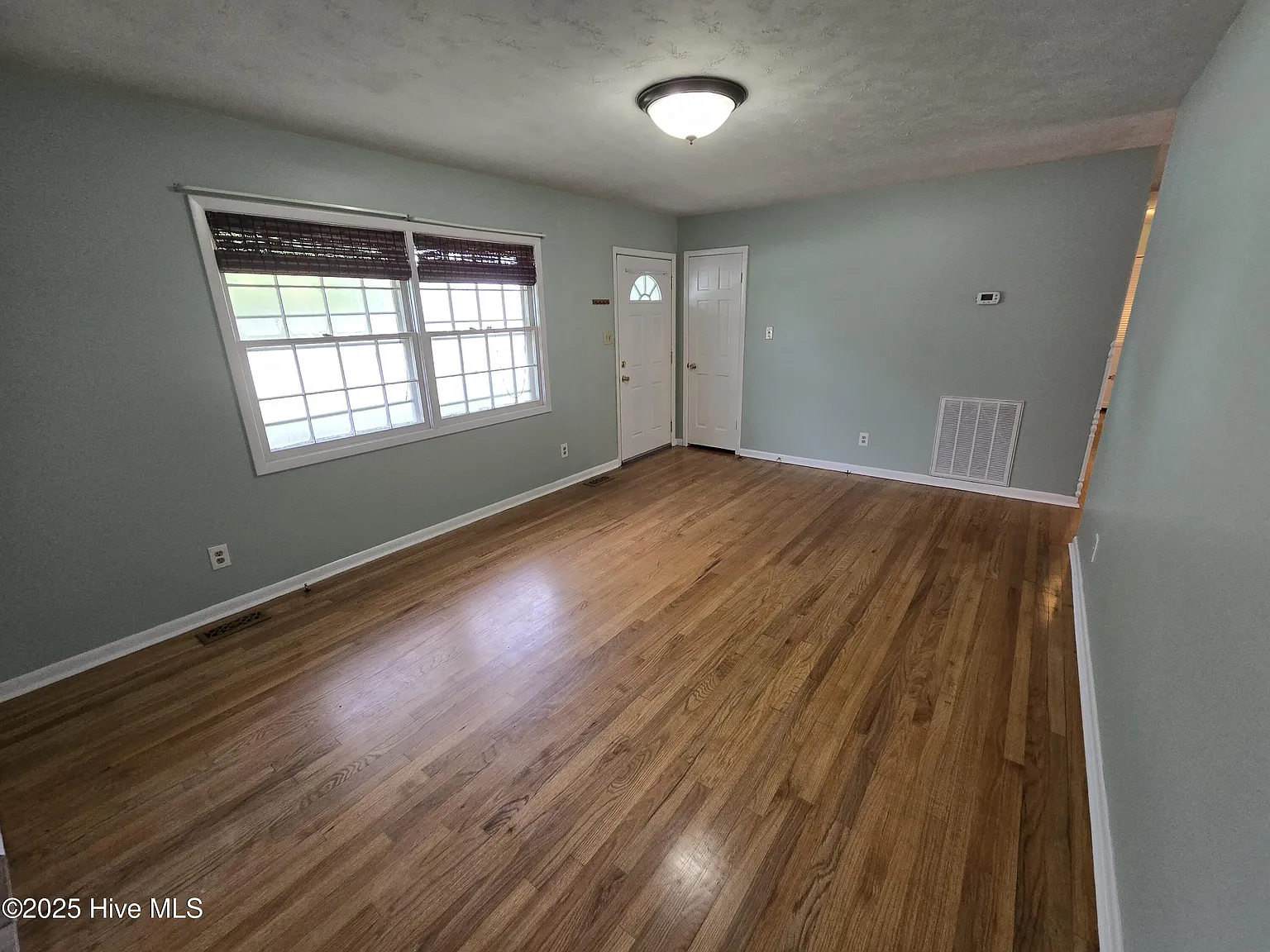 3 bed, 1.5 bath, $1,550 — Photo 3