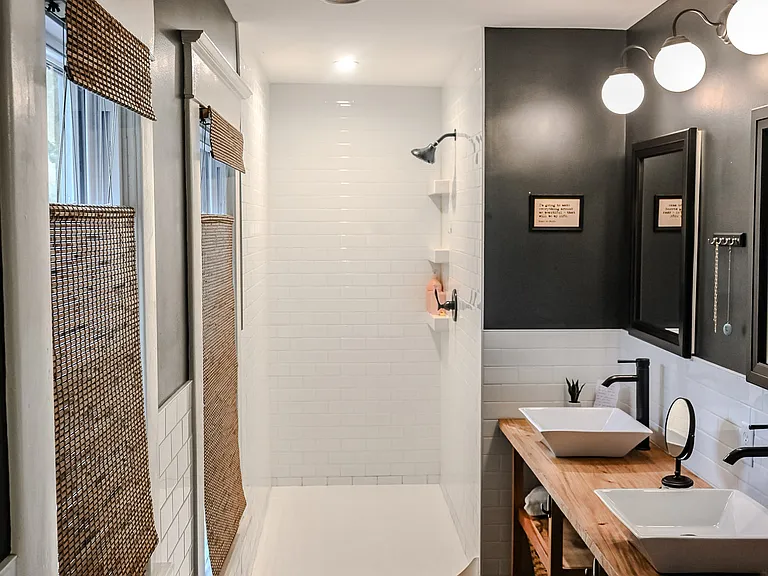 Master bath in suite