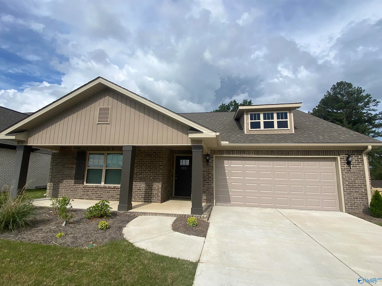 3 bed, 2.0 bath, 1827 sqft, $1,995 — Photo 2