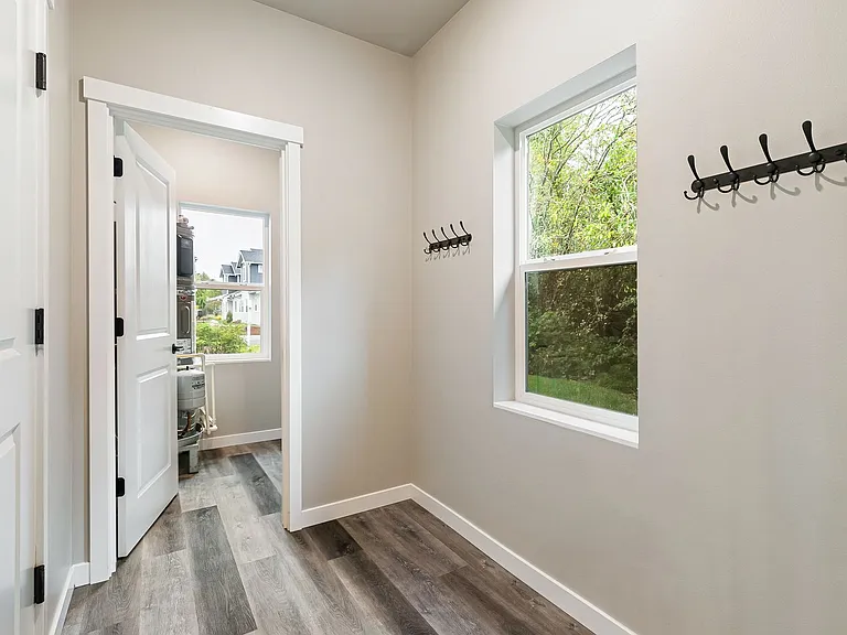 627 E St — Photo 9