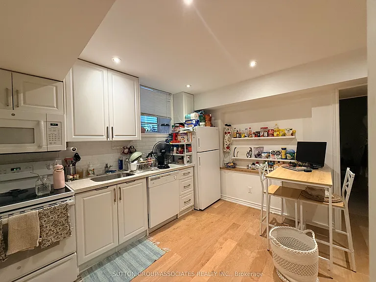 125 Walmer Rd #LOWER — Photo 3