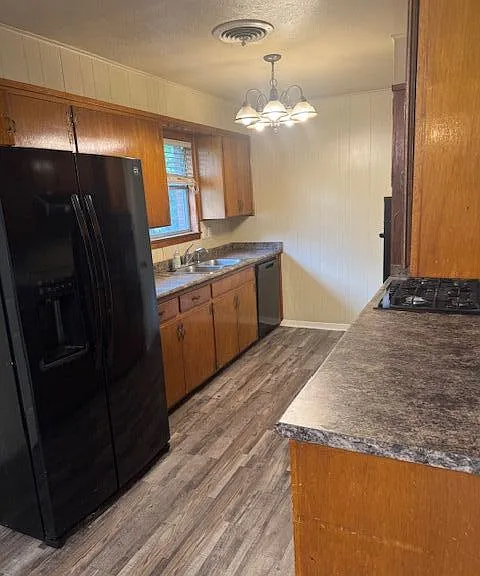 202 Oak St — Photo 2