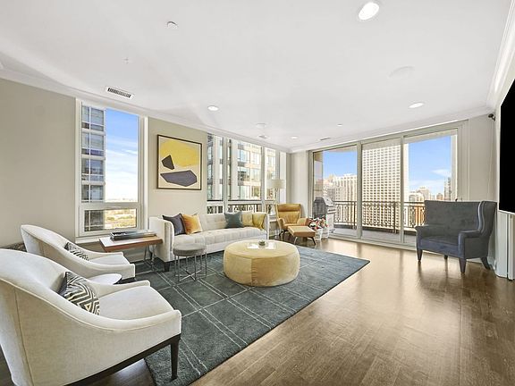 2nd image of 10 E Delaware Pl APT 18E