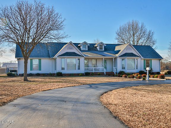 2nd image of 892 Warren Rd