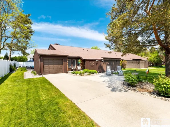2 Susann Ct, Fredonia, NY 14063