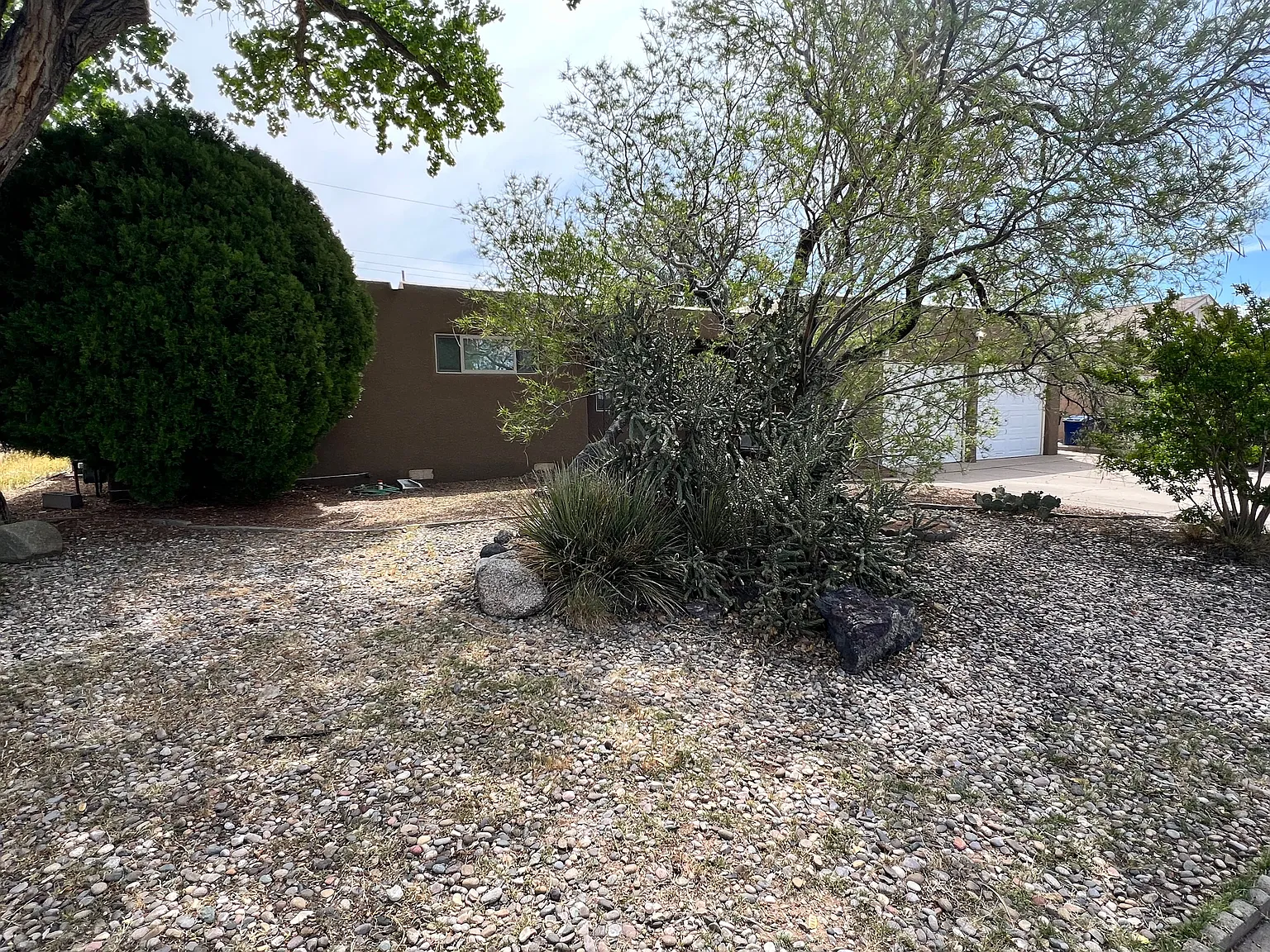 4 bed, 2.0 bath, 2262 sqft, $2,600 — Photo 2