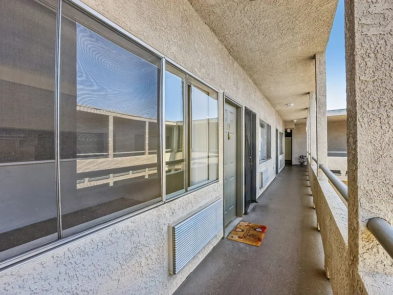 8541 Foothill Blvd., Sunland — Photo 32