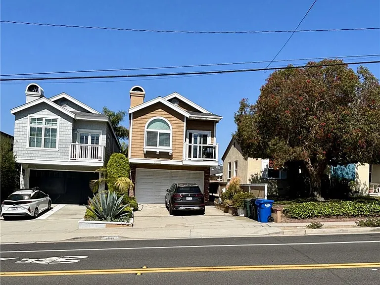 2044 Prospect Ave — Photo 2