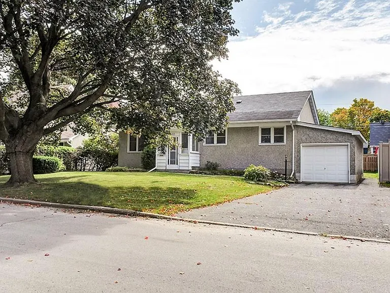 160 Mountbatten Ave — Photo 2