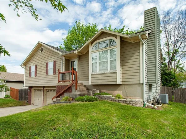 1906 Cheyenne Ct, Greenwood, MO 64034
