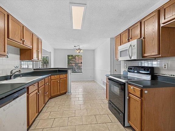 4th image of 1028 Zenith Rd