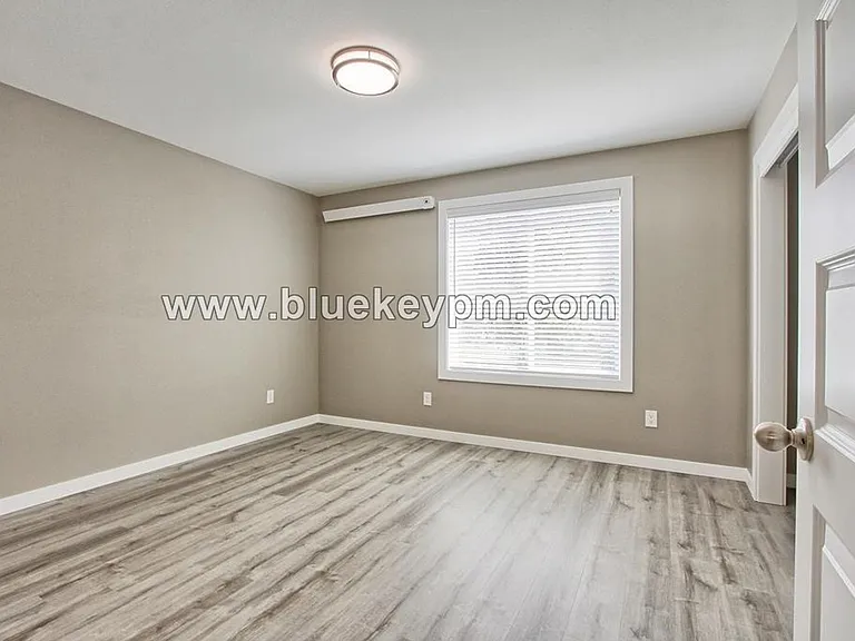 2713 Broadway — Photo 12