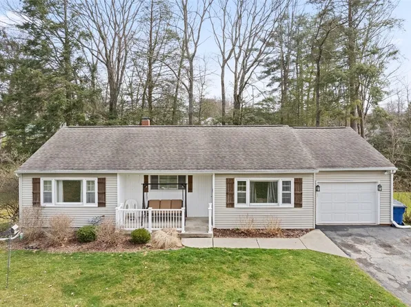 3 Newberry Dr, Endicott, NY 13760