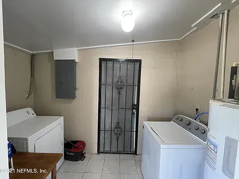 2856 Beachwood Blvd — Photo 24