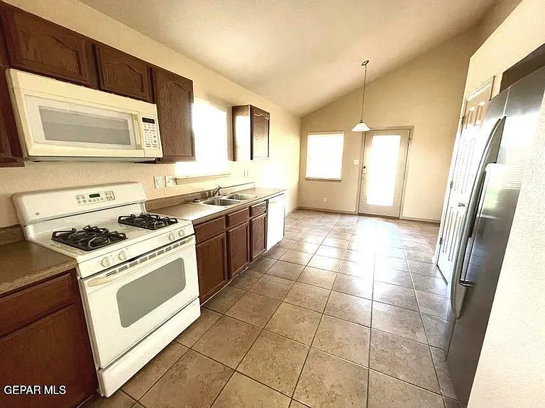 4001 Hueco Valley Dr — Photo 6