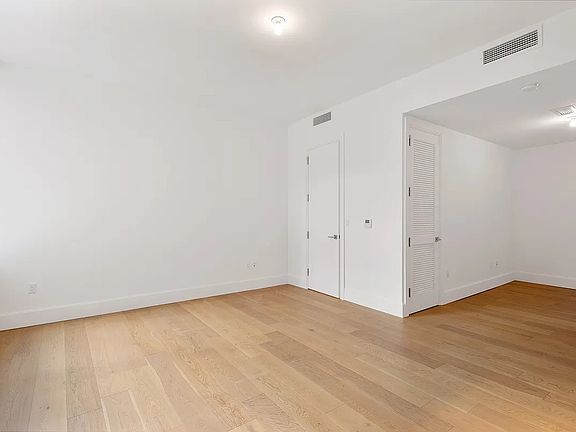 5th image of 2218 Jackson Ave #203