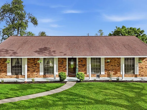 59 S Shamrock Ct, Lake Jackson, TX 77566