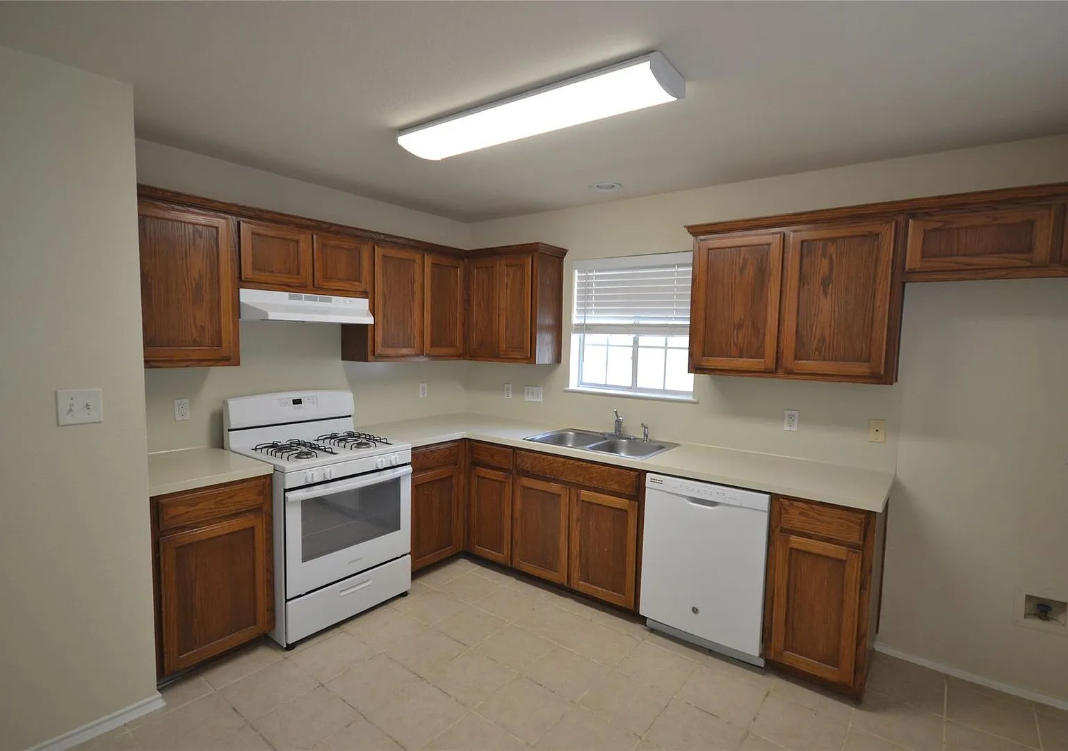 3 Bedroom 2 Bath in Oak Ridge — Photo 3