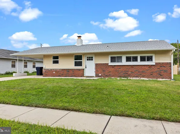 486 Lakeside Dr, Levittown, PA 19054