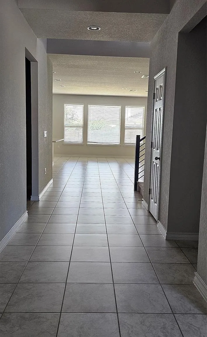 5 bed, 3.0 bath, 3605 sqft, $3,400 — Photo 3