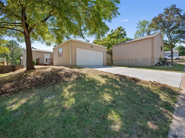 1634 Award Dr, Ballwin, MO 63021