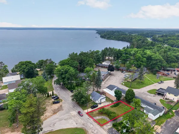 2816 Sunnyside Dr, Cadillac, MI 49601