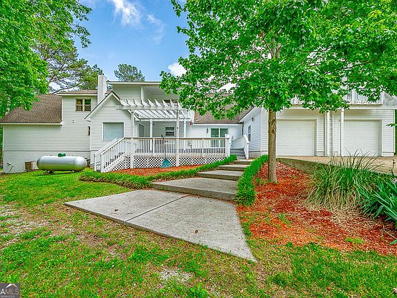 3rd image of 721 Gowan Rd
