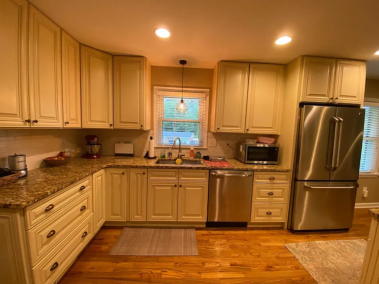 1830 Queens Way — Photo 3