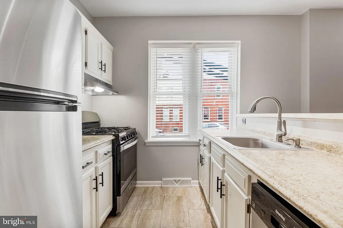 Building Photo - 1726 W 8th St #1