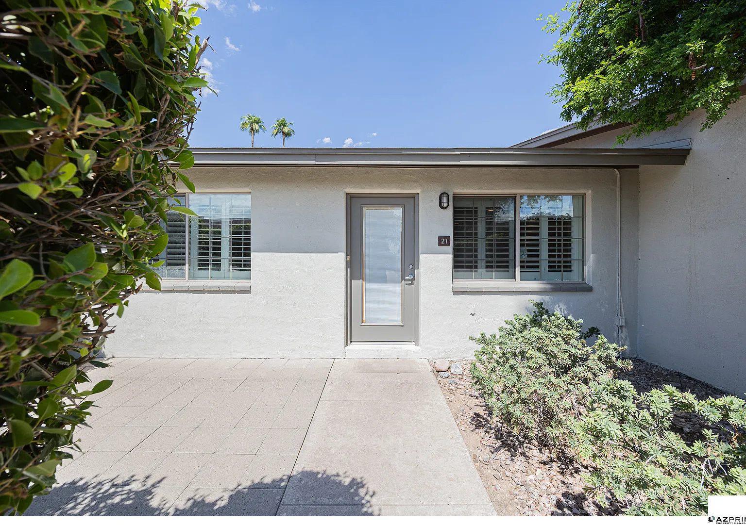 Welcome to this stylish 2/1 Phoenix townhouse where comfort, style, and convenience come together! — Photo 2