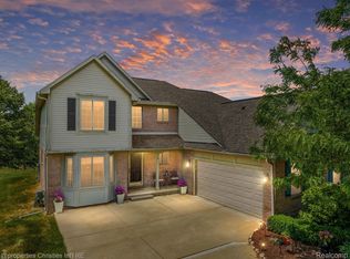 20657 Golf Ridge Cir, Livonia, MI 48152