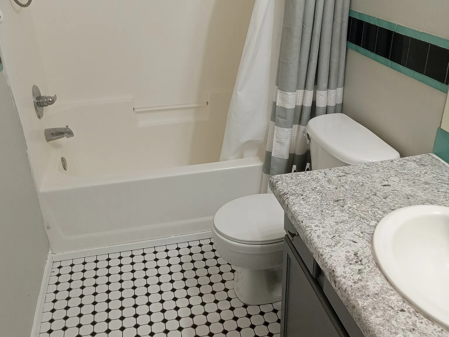 2 bed, 1054 sqft, $1,600 — Photo 3