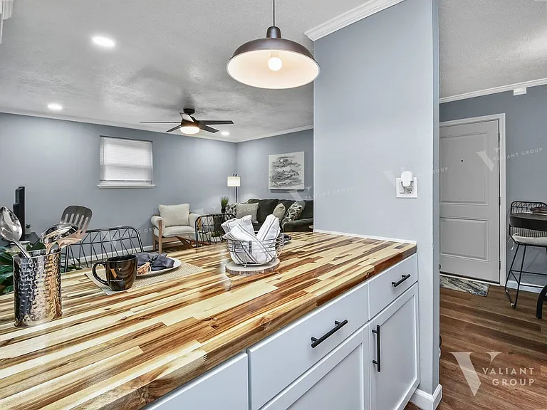 1435 E Elm St — Photo 15