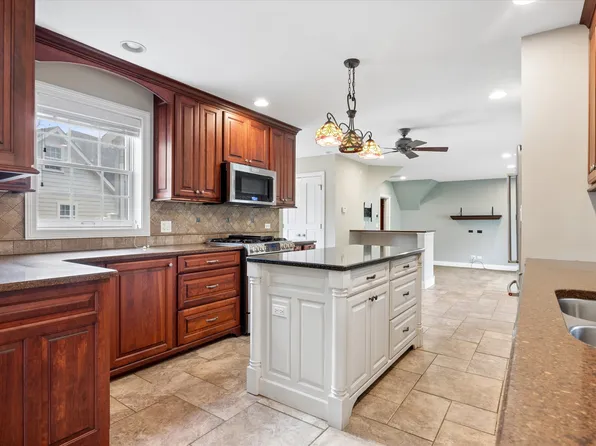 233 S Prospect Ave, Clarendon Hills, IL 60514