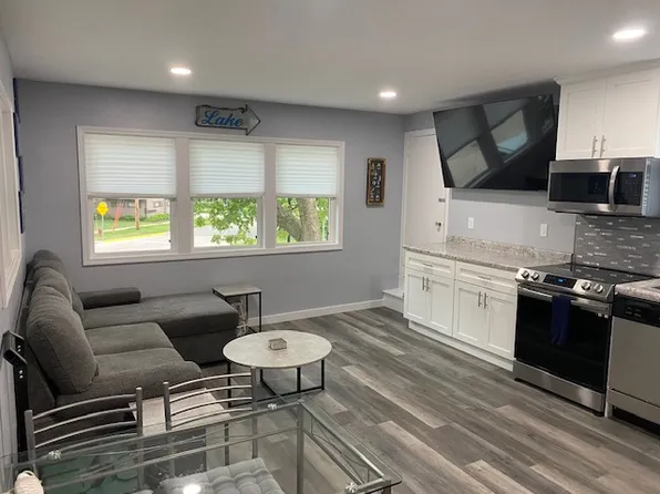 410 N Shore Dr, Clear Lake, IA