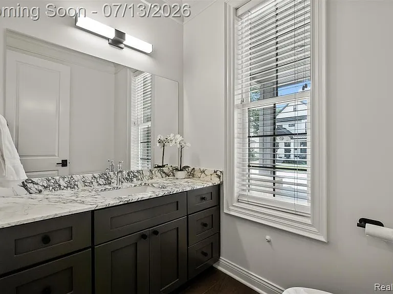 1049 Chapin Ave — Photo 8