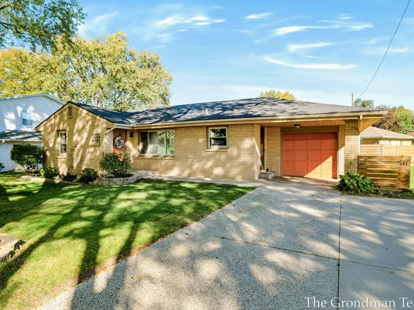 2141 Apple Ave NW, Grand Rapids, MI 49504