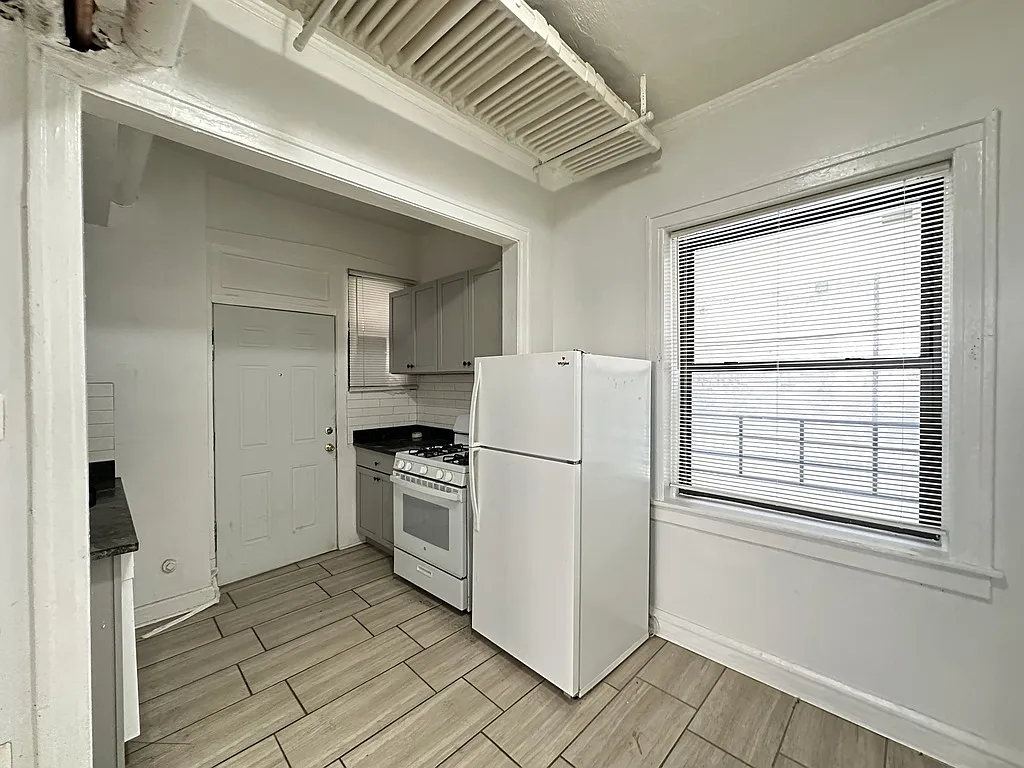 Awesome 1 Bed, 1 Bath at Estes + Sheridan (Rogers Park) — Photo 2