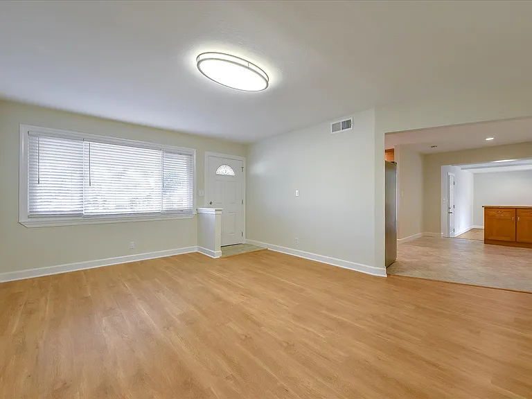 2448 Whitethorne Dr — Photo 8