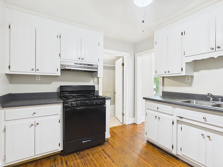 1002 Haskell St — Photo 10