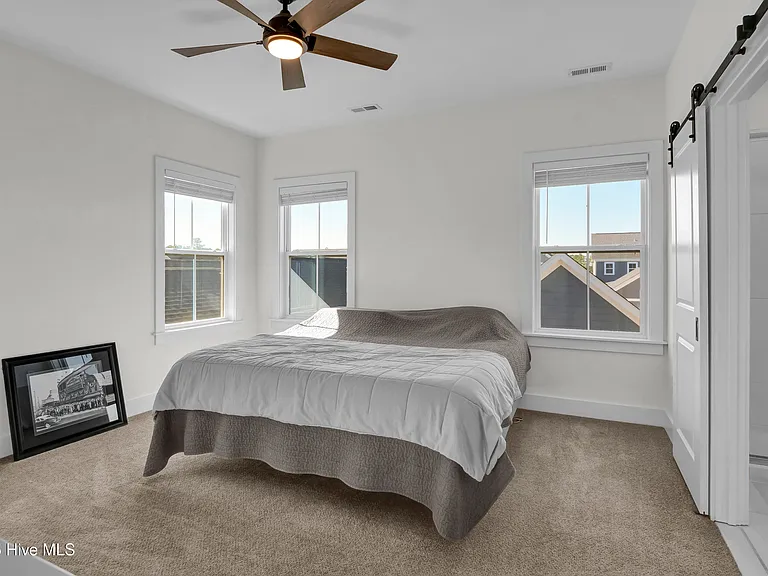 812 Edgerton Dr — Photo 12